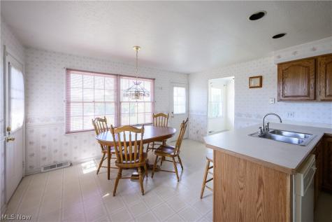 651 E Parkleigh Drive Seven Hills OH 44131