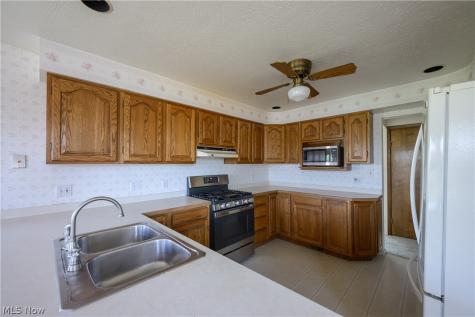 651 E Parkleigh Drive Seven Hills OH 44131