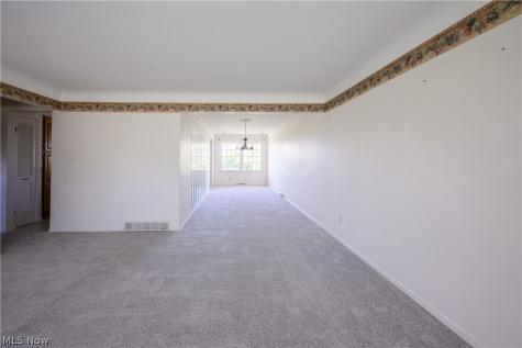 651 E Parkleigh Drive Seven Hills OH 44131