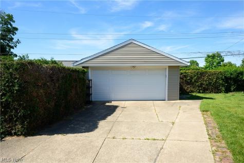 651 E Parkleigh Drive Seven Hills OH 44131