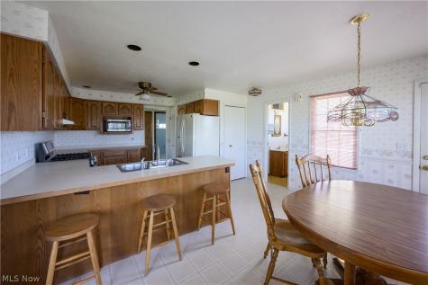 651 E Parkleigh Drive Seven Hills OH 44131