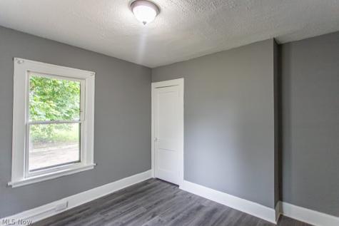 303 E Ravenwood Avenue Youngstown OH 44507