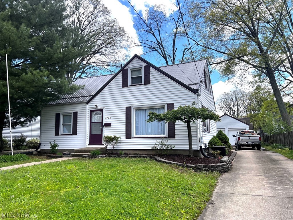 1798 Maplewood Warren OH 44483