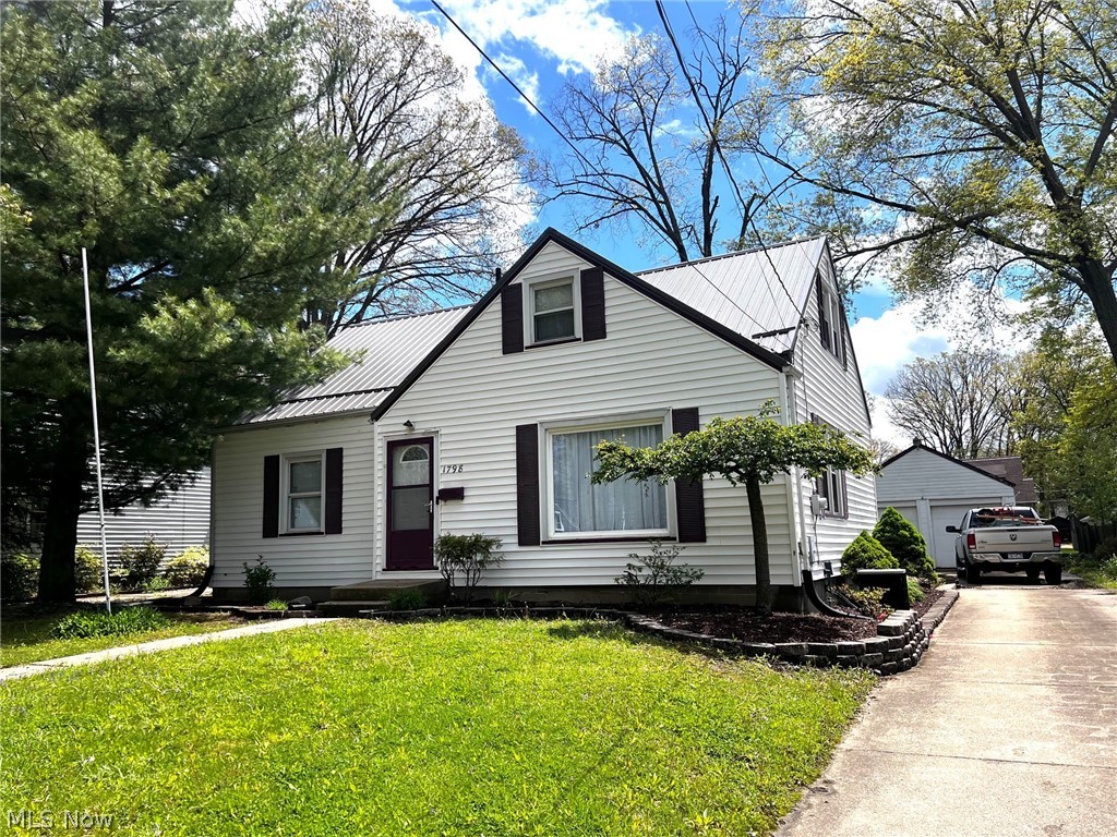 1798 Maplewood Warren OH 44483