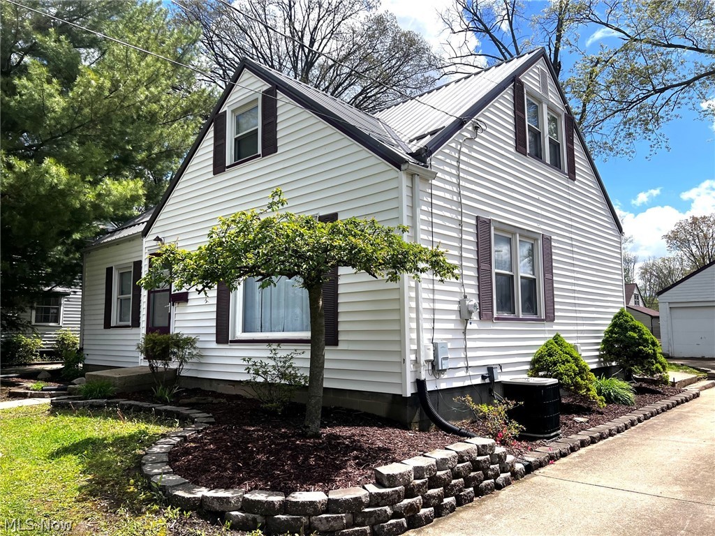 1798 Maplewood Warren OH 44483