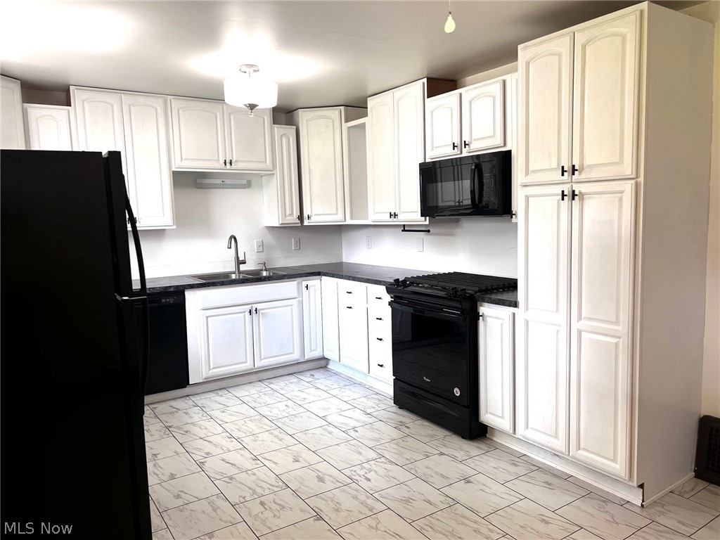 1798 Maplewood Warren OH 44483