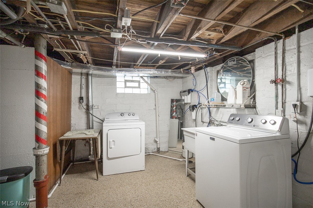 2083 Chesterland Avenue Lakewood OH 44107