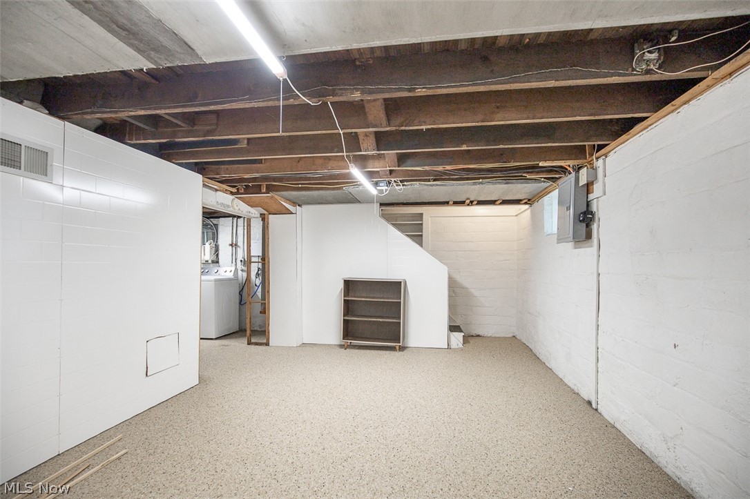 2083 Chesterland Avenue Lakewood OH 44107