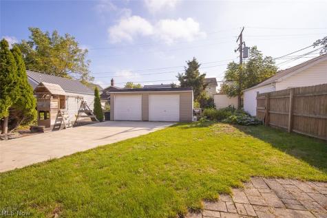 2083 Chesterland Avenue Lakewood OH 44107