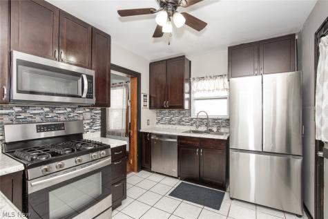 2083 Chesterland Avenue Lakewood OH 44107