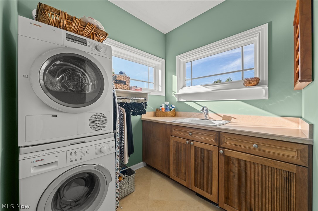 282 W Edinburgh Drive Highland Heights OH 44143