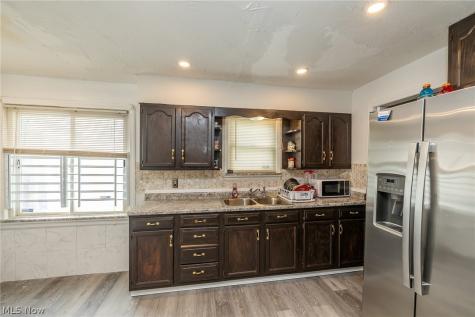 17004 Stockbridge Avenue Cleveland OH 44128