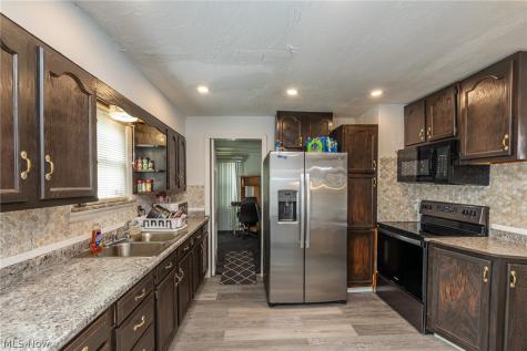17004 Stockbridge Avenue Cleveland OH 44128