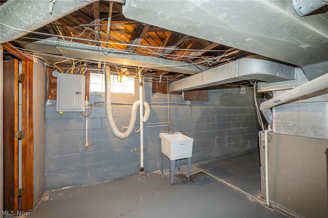 17004 Stockbridge Avenue Cleveland OH 44128