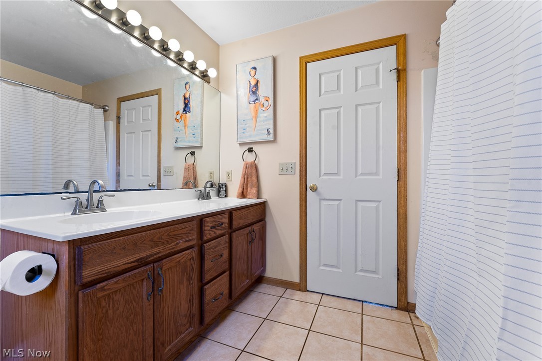 10460 Carrie Drive New Middletown OH 44442
