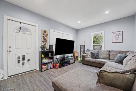 761 Carlysle Street Akron OH 44310