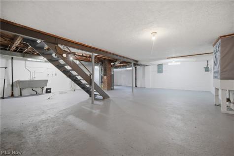 2806 Harmont Avenue NE Canton OH 44705