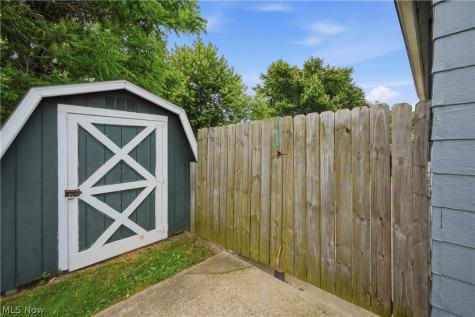 2806 Harmont Avenue NE Canton OH 44705