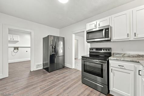 1588 Josephine Avenue Lakemore OH 44250