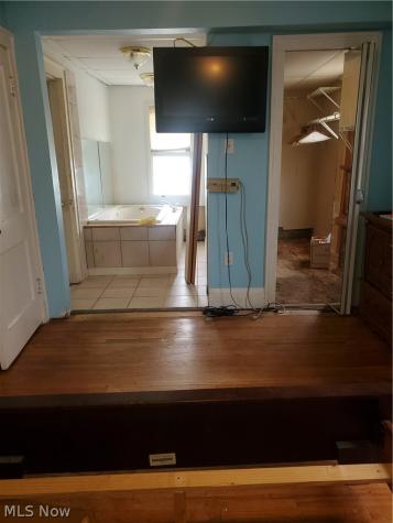 1439 Clermont Cleveland OH 44110