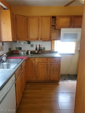 1439 Clermont Cleveland OH 44110