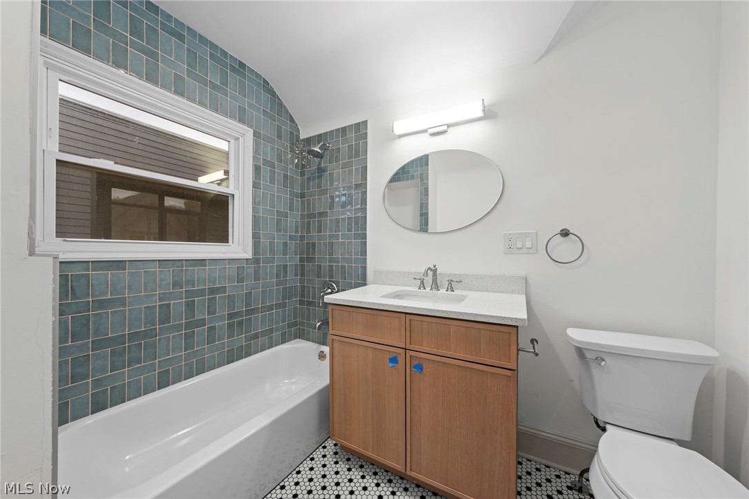 9805 Lake Avenue Cleveland OH 44102