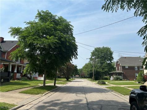 3961 E 53rd Street Newburgh Heights OH 44105