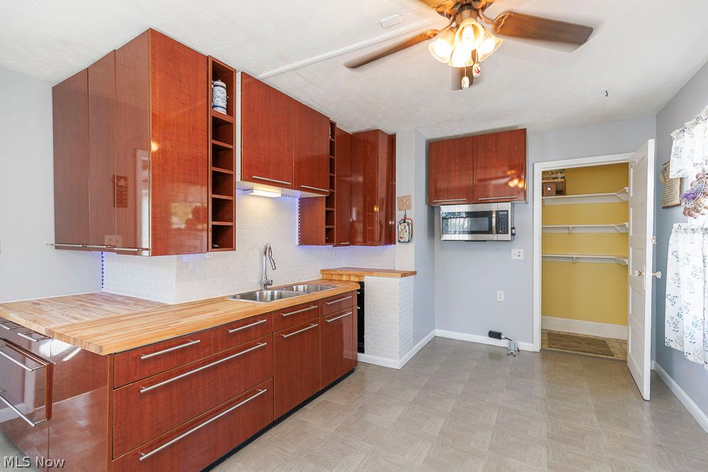 425 Woodland Avenue Elyria OH 44035