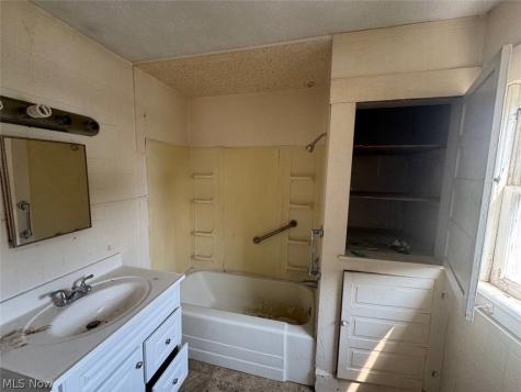 1958 4th Street NE Canton OH 44704