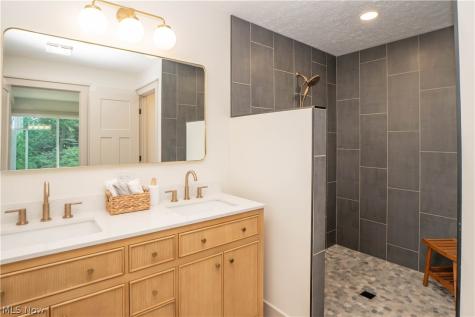 4567 Rex Lake Drive New Franklin OH 44319