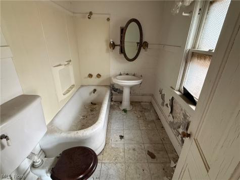 1274 E 100th Street Cleveland OH 44108