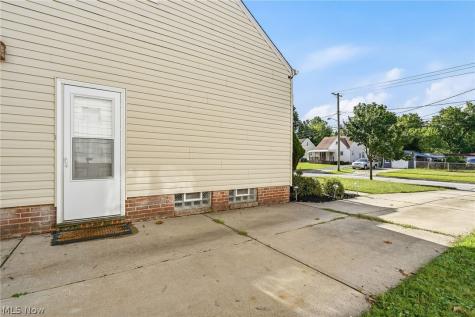 16705 Raymond Street Maple Heights OH 44137