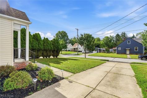 16705 Raymond Street Maple Heights OH 44137