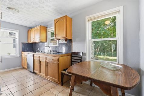 16705 Raymond Street Maple Heights OH 44137