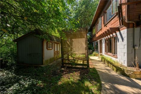 55 Willowdale Lake Avenue NW North Canton OH 44720