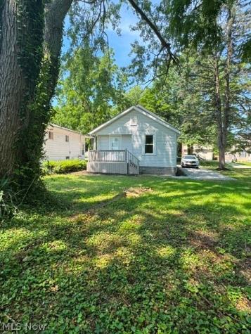 1079 Peerless Avenue Akron OH 44320