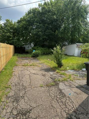 17312 Glendale Avenue Cleveland OH 44128