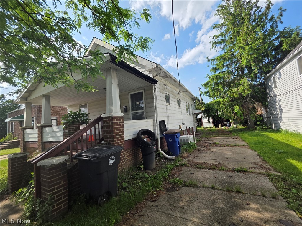 19509 Kewanee Avenue Cleveland OH 44119