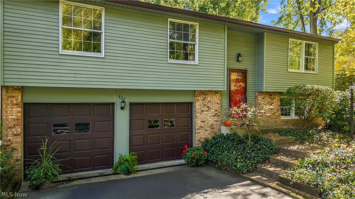 527 Laurelwood Drive SE Howland OH 44484