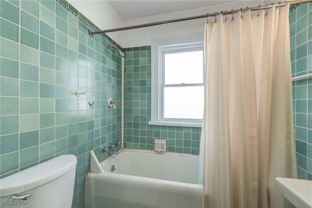 1262 Gladys Lakewood OH 44107