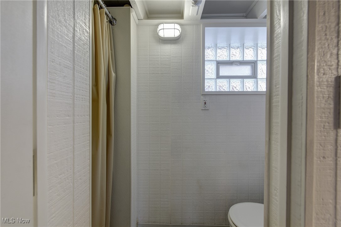 1262 Gladys Lakewood OH 44107