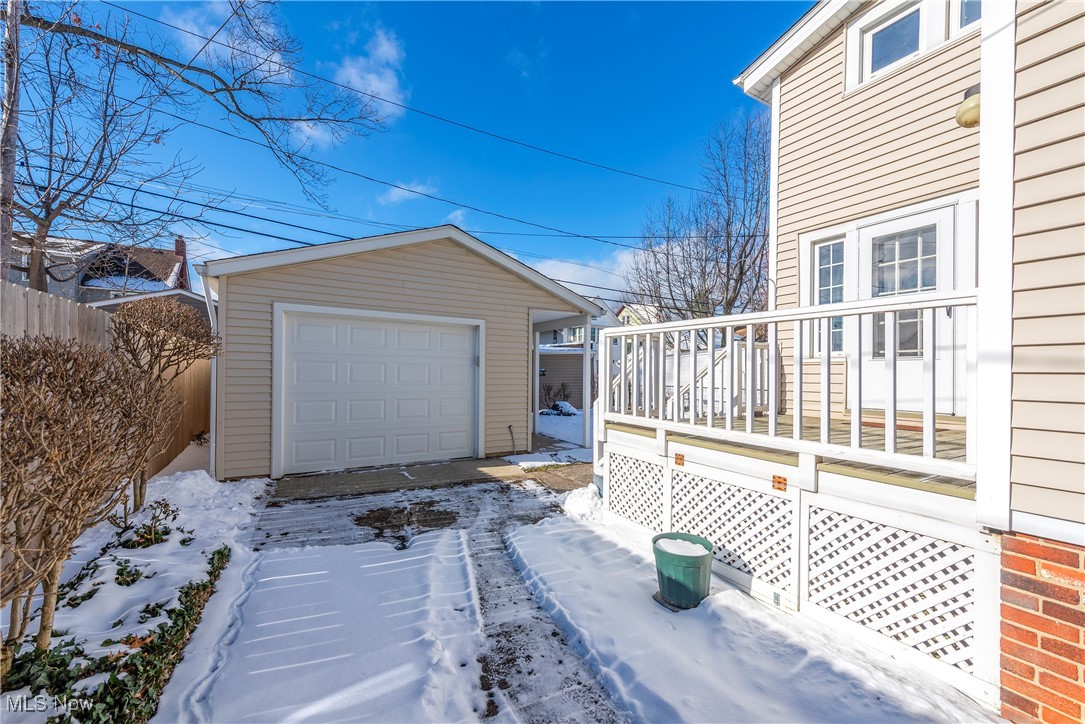 1262 Gladys Lakewood OH 44107