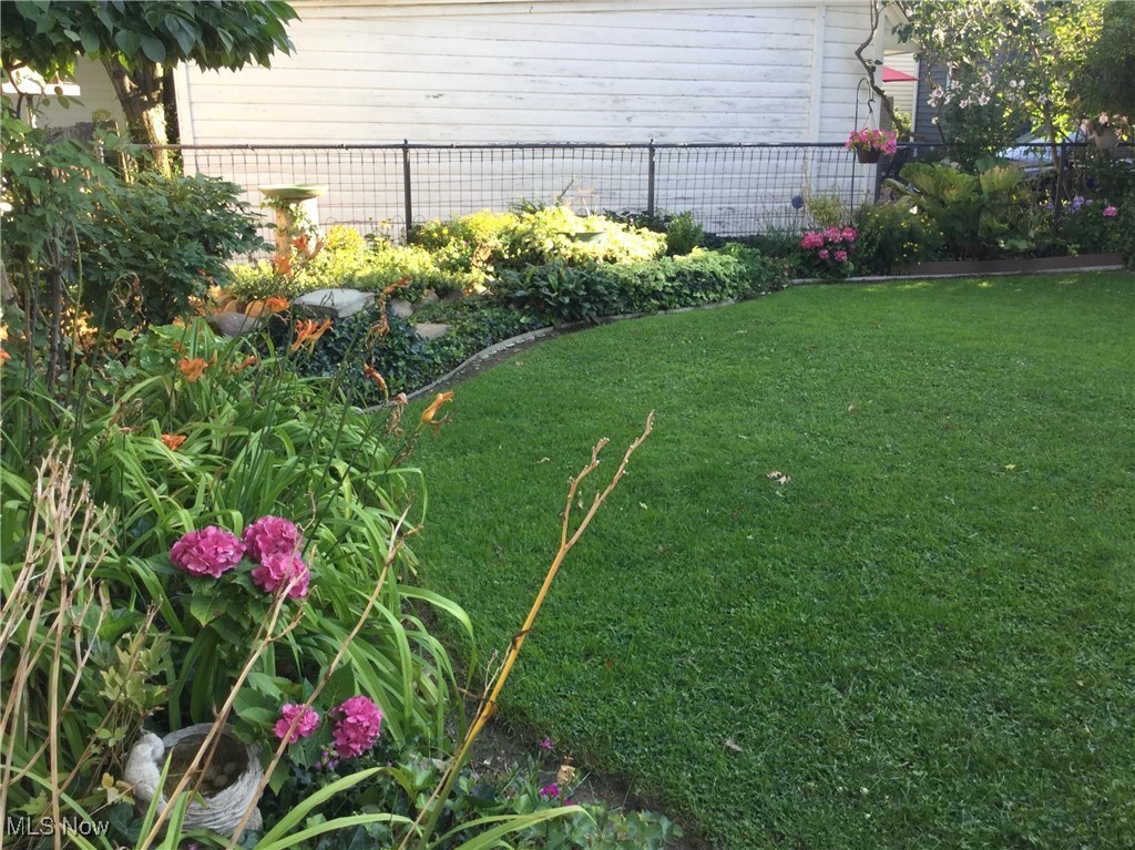 1262 Gladys Lakewood OH 44107