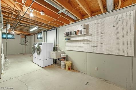 591 Breiton Circle Barberton OH 44203