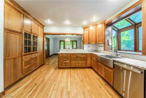 1327 Oakridge Drive Cleveland Heights OH 44121