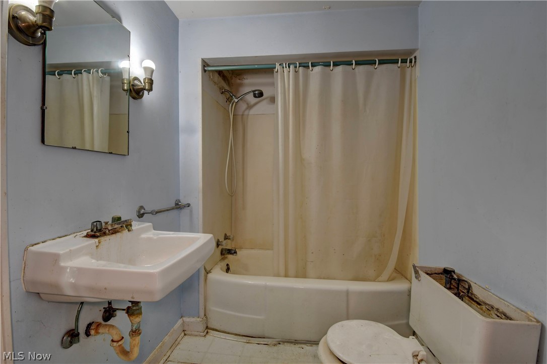532 S River Street Newcomerstown OH 43832