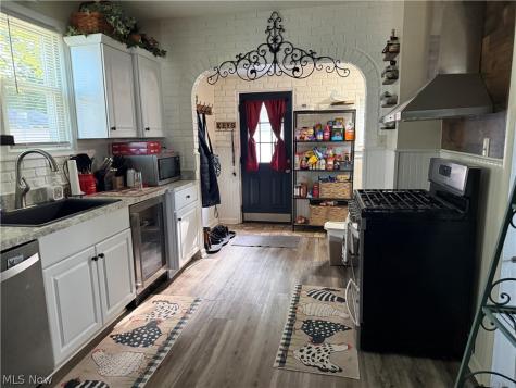 203 24th Street NW Barberton OH 44203
