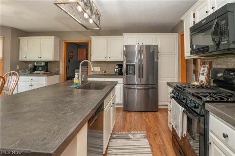 2307 Kenyon Street Louisville OH 44641