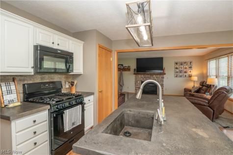 2307 Kenyon Street Louisville OH 44641