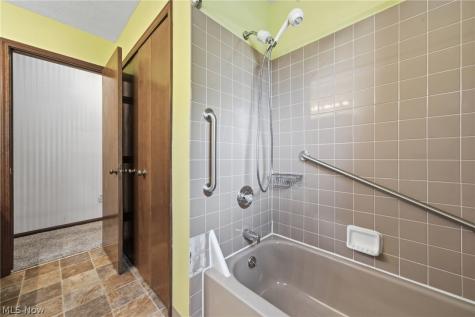 3374 Kings Mill Run Rocky River OH 44116